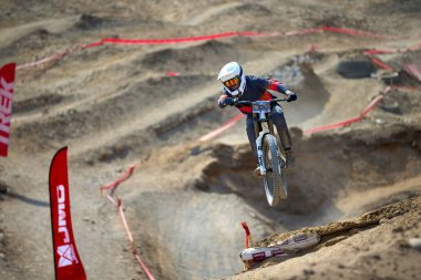 Yokuş aşağı bir MTB binicisi, arka planda Pasifik Okyanusu ve Lima şehrinin görkemli manzarasıyla El Morro Solar 'ın engebeli hatlarını oyuyor..