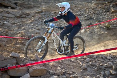 Yokuş aşağı bir MTB binicisi, arka planda Pasifik Okyanusu ve Lima şehrinin görkemli manzarasıyla El Morro Solar 'ın engebeli hatlarını oyuyor..