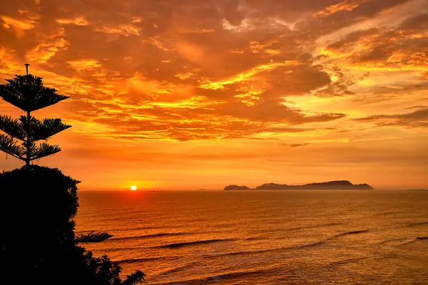 San Lorenzo Adası 'nda güneş batarken, Miraflores' in manzarası saf büyüye dönüşür. Okyanus sonsuz ufukların fısıldarken adanın silueti gökyüzüne karşı alevler saçar.. 