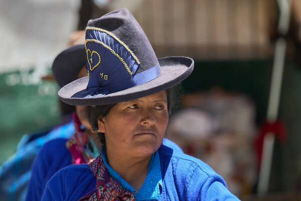 Живые цвета, богатые традиции. Андская женщина на оживленном рынке Carhuaz, одетая в свой потрясающий традиционный наряд, оживляет солнечное воскресенье. Каждая нить рассказывает историю наследия и гордости.