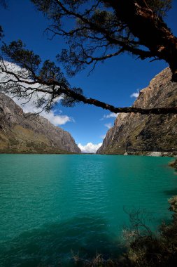 Kristal gibi berrak sular And tepelerinin yükselmesiyle yükseldi. Llanganuco Gölü doğal bir başyapıttır. Huzur Cordillera Blanca Ancash Peru