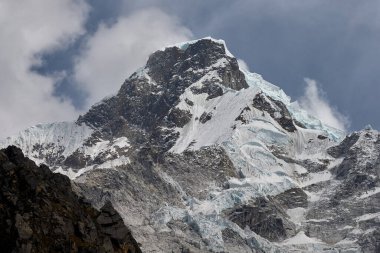 Cordillera Blanca, Huascarn ve Alpamayo gibi birçok zirveye ev sahipliği yapar. Yeteneklerinize ve tırmanma hedeflerinize uyan dağları araştırın ve seçin..