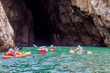 Neşeli bir deniz kanosu macerasına atlayın ve Arequipa Peru 'nun vahşi güzelliklerini keşfedin.