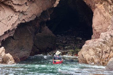 Neşeli bir deniz kanosu macerasına atlayın ve Arequipa Peru 'nun vahşi güzelliklerini keşfedin.