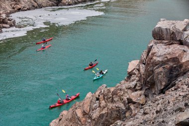 Neşeli bir deniz kanosu macerasına atlayın ve Arequipa Peru 'nun vahşi güzelliklerini keşfedin.
