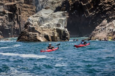 Neşeli bir deniz kanosu macerasına atlayın ve Arequipa Peru 'nun vahşi güzelliklerini keşfedin.