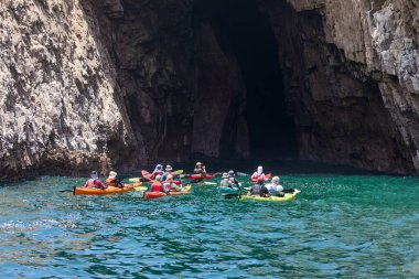 Neşeli bir deniz kanosu macerasına atlayın ve Arequipa Peru 'nun vahşi güzelliklerini keşfedin.