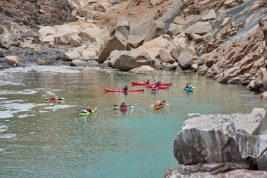 Neşeli bir deniz kanosu macerasına atlayın ve Arequipa Peru 'nun vahşi güzelliklerini keşfedin.