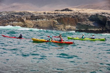 Neşeli bir deniz kanosu macerasına atlayın ve Arequipa Peru 'nun vahşi güzelliklerini keşfedin.