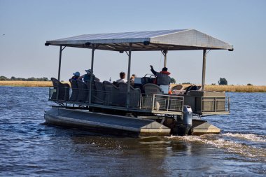 Afrika 'da bir safariye çıkan turistler unutulmaz bir maceraya atılırlar. Dünyadaki en nefes kesici manzaralardan bazılarında. Uçsuz bucaksız savanalardan sık ormanlara.