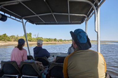 Afrika 'da bir safariye çıkan turistler unutulmaz bir maceraya atılırlar. Dünyadaki en nefes kesici manzaralardan bazılarında. Uçsuz bucaksız savanalardan sık ormanlara.
