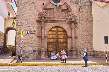 Cusco sokaklarında dolaşmak, yaşayan bir müzeye adım atmak gibidir. Her köşede antik uygarlıklar ve koloni ihtişamı vardır..