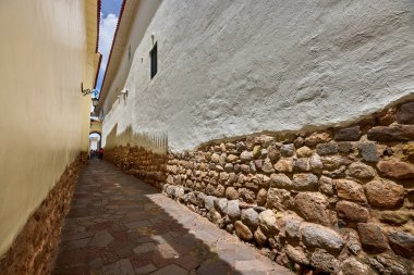 Cusco sokaklarında dolaşmak, yaşayan bir müzeye adım atmak gibidir. Her köşede antik uygarlıklar ve koloni ihtişamı vardır..
