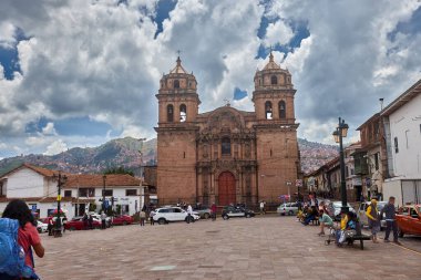 Cusco sokaklarında dolaşmak, yaşayan bir müzeye adım atmak gibidir. Her köşede antik uygarlıklar ve koloni ihtişamı vardır..