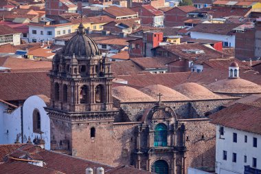 Cusco sokaklarında dolaşmak, yaşayan bir müzeye adım atmak gibidir. Her köşede antik uygarlıklar ve koloni ihtişamı vardır..