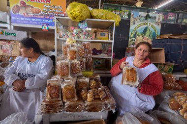 San Pedro Cusco 'nun canlı merkezi pazarı. Renkler, tatlar ve And kültürünün nabzı her koridorda bir hikaye anlatıyor.