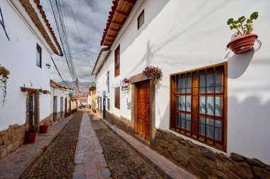 San Blas 'ın büyüleyici sokaklarında dolaşmak zamanda geri adım atmak gibi geliyor. Bu tarihi mahalle, 