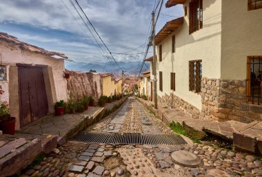 San Blas 'ın canlı sokaklarında geziniyor. Cusco' nun bu tarihi mahallesi sanat, kültür ve çarpıcı manzaralarla dolu! Esnaf dükkanlarından büyüleyici balkonlara kadar her köşenin anlatacak bir hikayesi var..