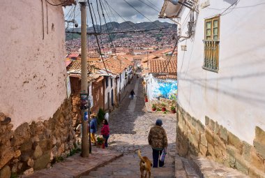 San Blas 'ın canlı sokaklarında geziniyor. Cusco' nun bu tarihi mahallesi sanat, kültür ve çarpıcı manzaralarla dolu! Esnaf dükkanlarından büyüleyici balkonlara kadar her köşenin anlatacak bir hikayesi var..