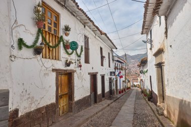 San Blas 'ın canlı sokaklarında geziniyor. Cusco' nun bu tarihi mahallesi sanat, kültür ve çarpıcı manzaralarla dolu! Esnaf dükkanlarından büyüleyici balkonlara kadar her köşenin anlatacak bir hikayesi var..