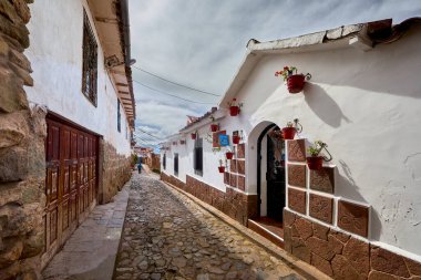 San Blas 'ın canlı sokaklarında geziniyor. Cusco' nun bu tarihi mahallesi sanat, kültür ve çarpıcı manzaralarla dolu! Esnaf dükkanlarından büyüleyici balkonlara kadar her köşenin anlatacak bir hikayesi var..