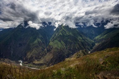 Choquequiraos engebeli arazisi her adımda macera ruhunu sınar. Zaman ve doğa tarafından oyulmuş bu dramatik And yamaçları Perus 'un en hayranlık uyandıran gizli hazinelerinden birine öncülük eder..