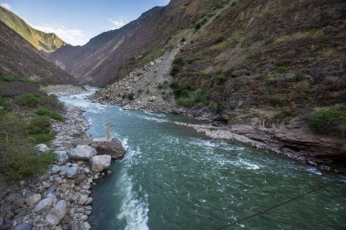 Choquequiraos engebeli arazisi her adımda macera ruhunu sınar. Zaman ve doğa tarafından oyulmuş bu dramatik And yamaçları Perus 'un en hayranlık uyandıran gizli hazinelerinden birine öncülük eder..