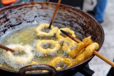 Peru pikaronları genellikle Peru 'da bulunan geleneksel bir tatlıdır. Tatlı patates ve balkabağı hamurundan yapılmış bir donut türüdür. Koyu kahverengi olana kadar kızartılır.