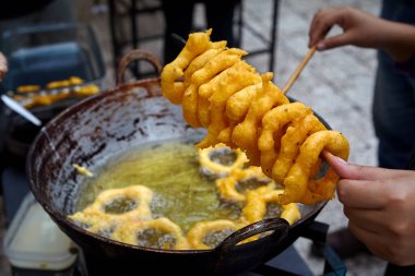 Peru pikaronları genellikle Peru 'da bulunan geleneksel bir tatlıdır. Tatlı patates ve balkabağı hamurundan yapılmış bir donut türüdür. Koyu kahverengi olana kadar kızartılır.
