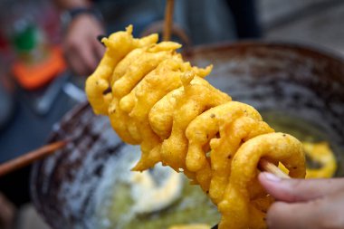 Peru pikaronları genellikle Peru 'da bulunan geleneksel bir tatlıdır. Tatlı patates ve balkabağı hamurundan yapılmış bir donut türüdür. Koyu kahverengi olana kadar kızartılır.