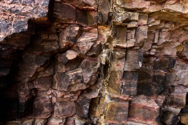 Kayalar doğal olarak minerallerden oluşan katı kümelerdir, ya da bazı durumlarda volkanik cam ya da kömür gibi mineral olmayan katı maddelerdir. Onlar Dünya kabuğunun temel birimleridir.
