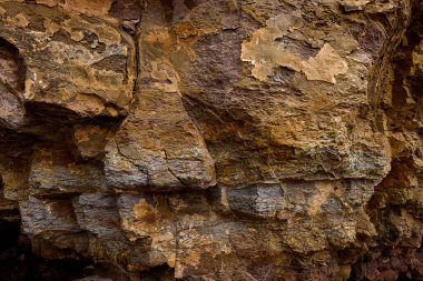 Kayalar doğal olarak minerallerden oluşan katı kümelerdir, ya da bazı durumlarda volkanik cam ya da kömür gibi mineral olmayan katı maddelerdir. Onlar Dünya kabuğunun temel birimleridir.
