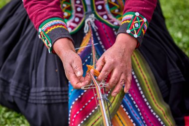 Bir dokumacının elleri, nesiller boyu yetenek, sabır ve yaratıcılık barındırır. Basit iplikleri sanat eserlerine dönüştürür. Her dokuma bir yolculuktur, her düğüm bir anıdır. Chinchero Cusco Peru.