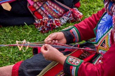 Bir dokumacının elleri, nesiller boyu yetenek, sabır ve yaratıcılık barındırır. Basit iplikleri sanat eserlerine dönüştürür. Her dokuma bir yolculuktur, her düğüm bir anıdır. Chinchero Cusco Peru.
