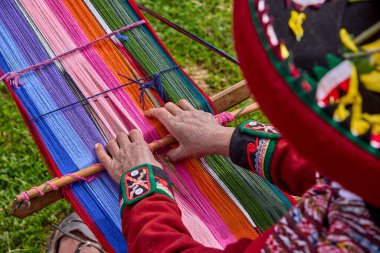 Bir dokumacının elleri, nesiller boyu yetenek, sabır ve yaratıcılık barındırır. Basit iplikleri sanat eserlerine dönüştürür. Her dokuma bir yolculuktur, her düğüm bir anıdır. Chinchero Cusco Peru.