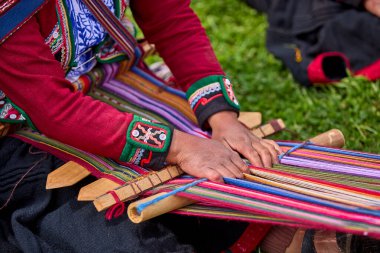 Bir dokumacının elleri, nesiller boyu yetenek, sabır ve yaratıcılık barındırır. Basit iplikleri sanat eserlerine dönüştürür. Her dokuma bir yolculuktur, her düğüm bir anıdır. Chinchero Cusco Peru.