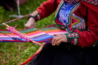 Bir dokumacının elleri, nesiller boyu yetenek, sabır ve yaratıcılık barındırır. Basit iplikleri sanat eserlerine dönüştürür. Her dokuma bir yolculuktur, her düğüm bir anıdır. Chinchero Cusco Peru.