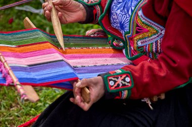 Bir dokumacının elleri, nesiller boyu yetenek, sabır ve yaratıcılık barındırır. Basit iplikleri sanat eserlerine dönüştürür. Her dokuma bir yolculuktur, her düğüm bir anıdır. Chinchero Cusco Peru.