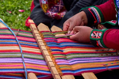 Bir dokumacının elleri, nesiller boyu yetenek, sabır ve yaratıcılık barındırır. Basit iplikleri sanat eserlerine dönüştürür. Her dokuma bir yolculuktur, her düğüm bir anıdır. Chinchero Cusco Peru.