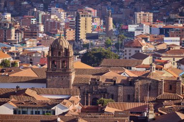 Cusco sokaklarında dolaşmak, yaşayan bir müzeye adım atmak gibidir. Her köşede antik uygarlıklar ve koloni ihtişamı vardır..