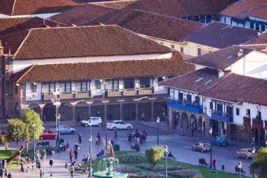 Cusco sokaklarında dolaşmak, yaşayan bir müzeye adım atmak gibidir. Her köşede antik uygarlıklar ve koloni ihtişamı vardır..