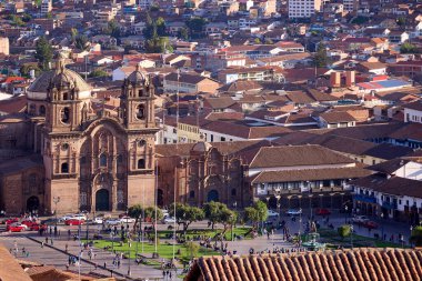 Cusco sokaklarında dolaşmak, yaşayan bir müzeye adım atmak gibidir. Her köşede antik uygarlıklar ve koloni ihtişamı vardır..