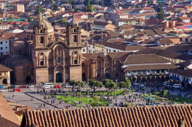 Cusco sokaklarında dolaşmak, yaşayan bir müzeye adım atmak gibidir. Her köşede antik uygarlıklar ve koloni ihtişamı vardır..
