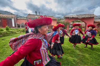 Güzelce dokunmuş giysilerini giyip Chinchero halkı kültür, miras ve cemaatin neşeli bir kutlaması için bir araya geldiler..