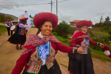 Güzelce dokunmuş giysilerini giyip Chinchero halkı kültür, miras ve cemaatin neşeli bir kutlaması için bir araya geldiler..