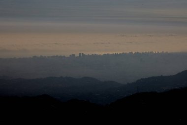 Apu Siqay 'ın zirvesinden, Lima altın bir tuval gibi açılır, batan güneşin sıcak renklerinde yıkanır. Pasifik ufukta parlarken kentler uçsuz bucaksız caddeler ve yüksek binalar alacakaranlıkta harmanlanırken.