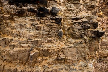 Kayalar doğal olarak minerallerden oluşan katı kümelerdir, ya da bazı durumlarda volkanik cam ya da kömür gibi mineral olmayan katı maddelerdir. Onlar Dünya kabuğunun temel birimleridir.
