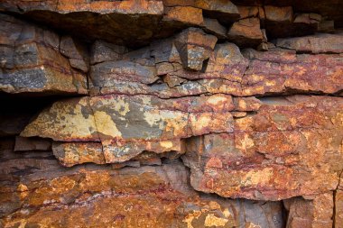 Kayalar doğal olarak minerallerden oluşan katı kümelerdir, ya da bazı durumlarda volkanik cam ya da kömür gibi mineral olmayan katı maddelerdir. Onlar Dünya kabuğunun temel birimleridir.