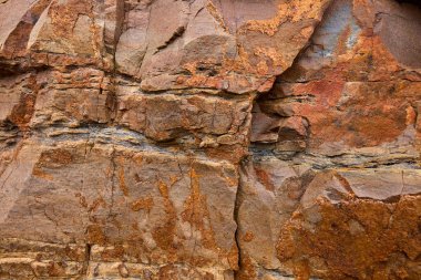 Kayalar doğal olarak minerallerden oluşan katı kümelerdir, ya da bazı durumlarda volkanik cam ya da kömür gibi mineral olmayan katı maddelerdir. Onlar Dünya kabuğunun temel birimleridir.