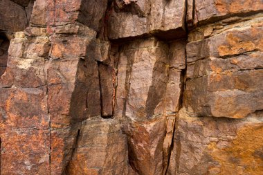 Kayalar doğal olarak minerallerden oluşan katı kümelerdir, ya da bazı durumlarda volkanik cam ya da kömür gibi mineral olmayan katı maddelerdir. Onlar Dünya kabuğunun temel birimleridir.